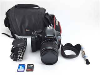 CANON Digital Camera EOS REBEL T2I WITH CAMERA BAG, STRAP AND SD CARDS.